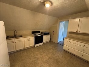 167 Charles Ave NE in Warren, OH - Building Photo - Building Photo