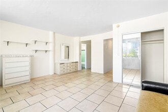 6484 Indian Creek Dr in Miami Beach, FL - Foto de edificio - Building Photo