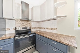 761 Cordell Way in Herndon, VA - Foto de edificio - Building Photo