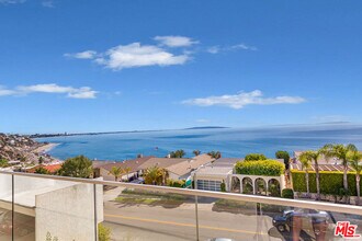 18223 Coastline Dr in Malibu, CA - Building Photo - Building Photo