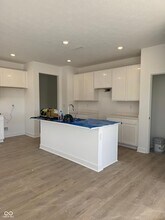 7581 Fallsworth Dr in Avon, IN - Foto de edificio - Building Photo