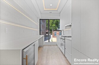 1580 Beacon St, Unit 3 in Brookline, MA - Building Photo - Building Photo