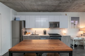 1714 W Roscoe St-Unit -203 in Chicago, IL - Building Photo - Building Photo