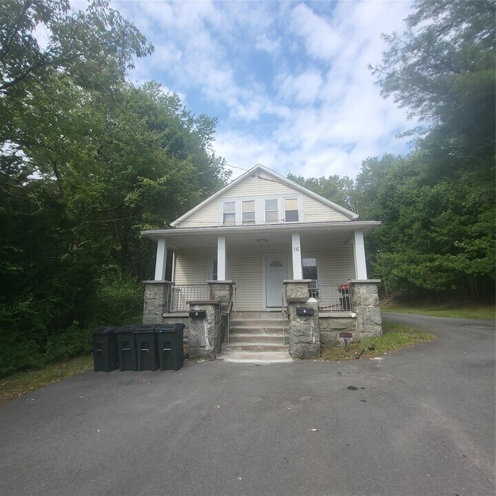 16 Monticello St in Monticello, NY - Building Photo