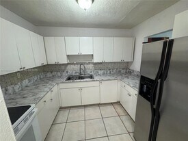 1085 W 68th St in Hialeah, FL - Building Photo