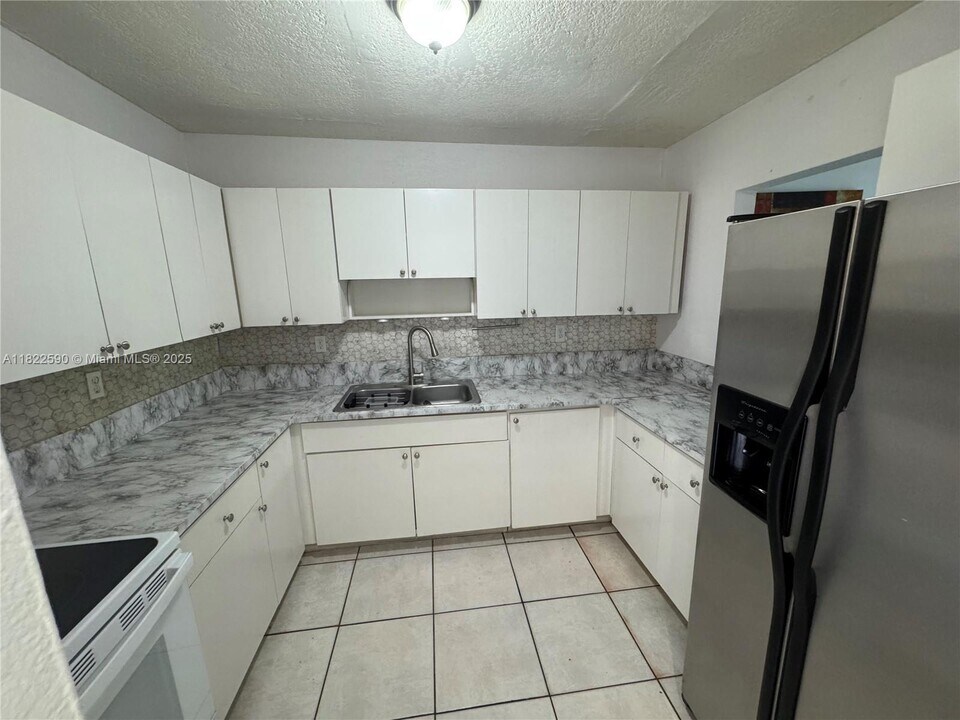 1085 W 68th St in Hialeah, FL - Building Photo