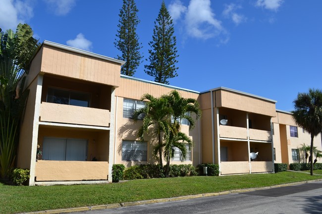 Sabal Pointe in Palm Springs, FL - Foto de edificio - Building Photo