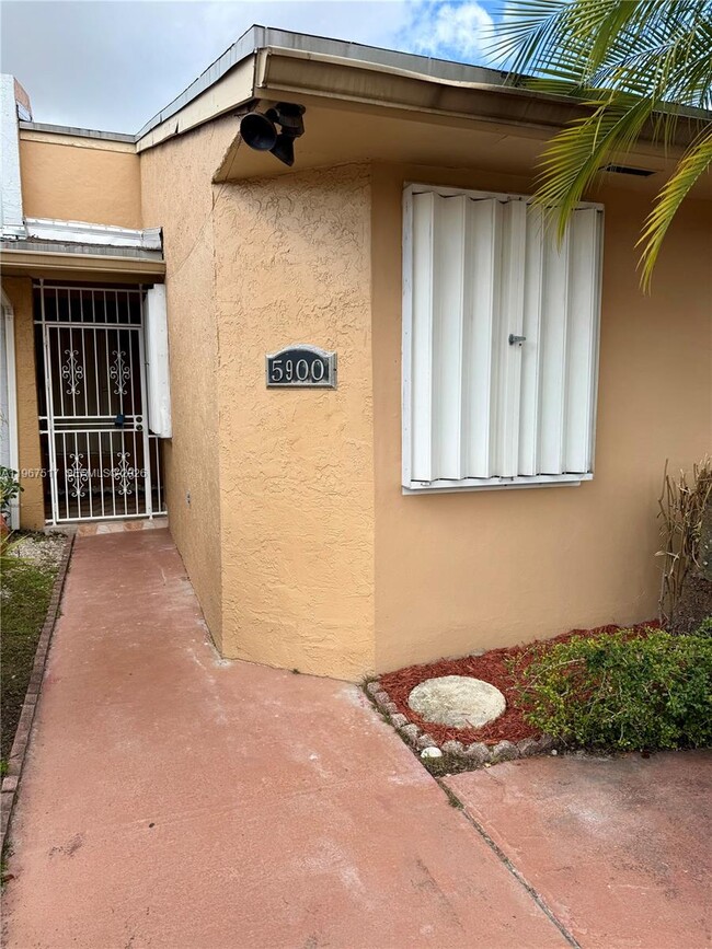 5900 W 21st Ct in Hialeah, FL - Building Photo - Building Photo