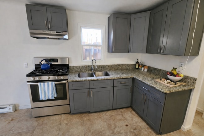 2118 Elmyra Ave, Unit #2 in Bakersfield, CA - Building Photo - Building Photo