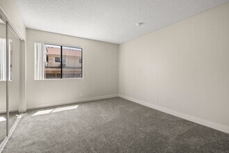 Chatsworth Plaza Apartments in Chatsworth, CA - Foto de edificio - Building Photo