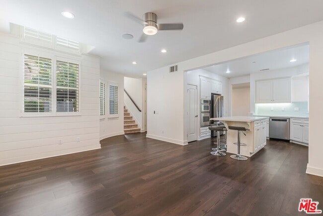 5800 Seawalk Dr in Los Angeles, CA - Building Photo - Building Photo