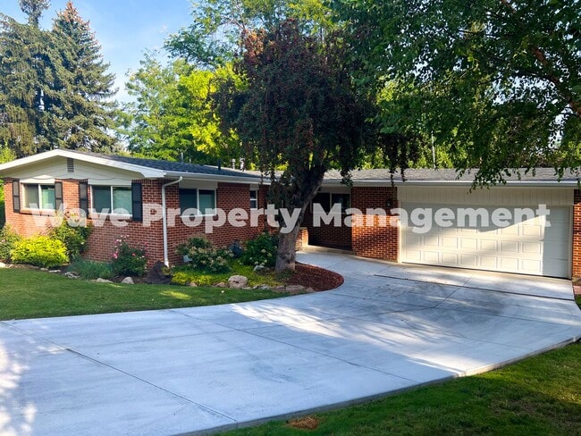 property at 1204 W Highland View Dr