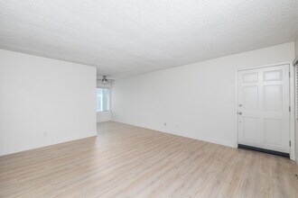 Pacific Lanai Apartments in Manhattan Beach, CA - Foto de edificio - Interior Photo