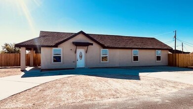 512 Dumas Ave in Wickett, TX - Foto de edificio - Building Photo