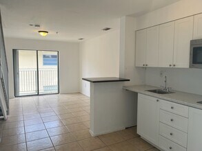 1134 NW 5th St, Unit 6 in Miami, FL - Foto de edificio - Building Photo