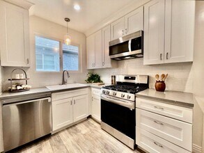 124 N Pass Ave in Burbank, CA - Foto de edificio - Building Photo