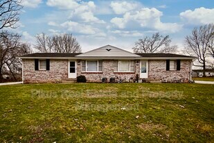 1618 Clearbrook Rd NW in Massillon, OH - Building Photo