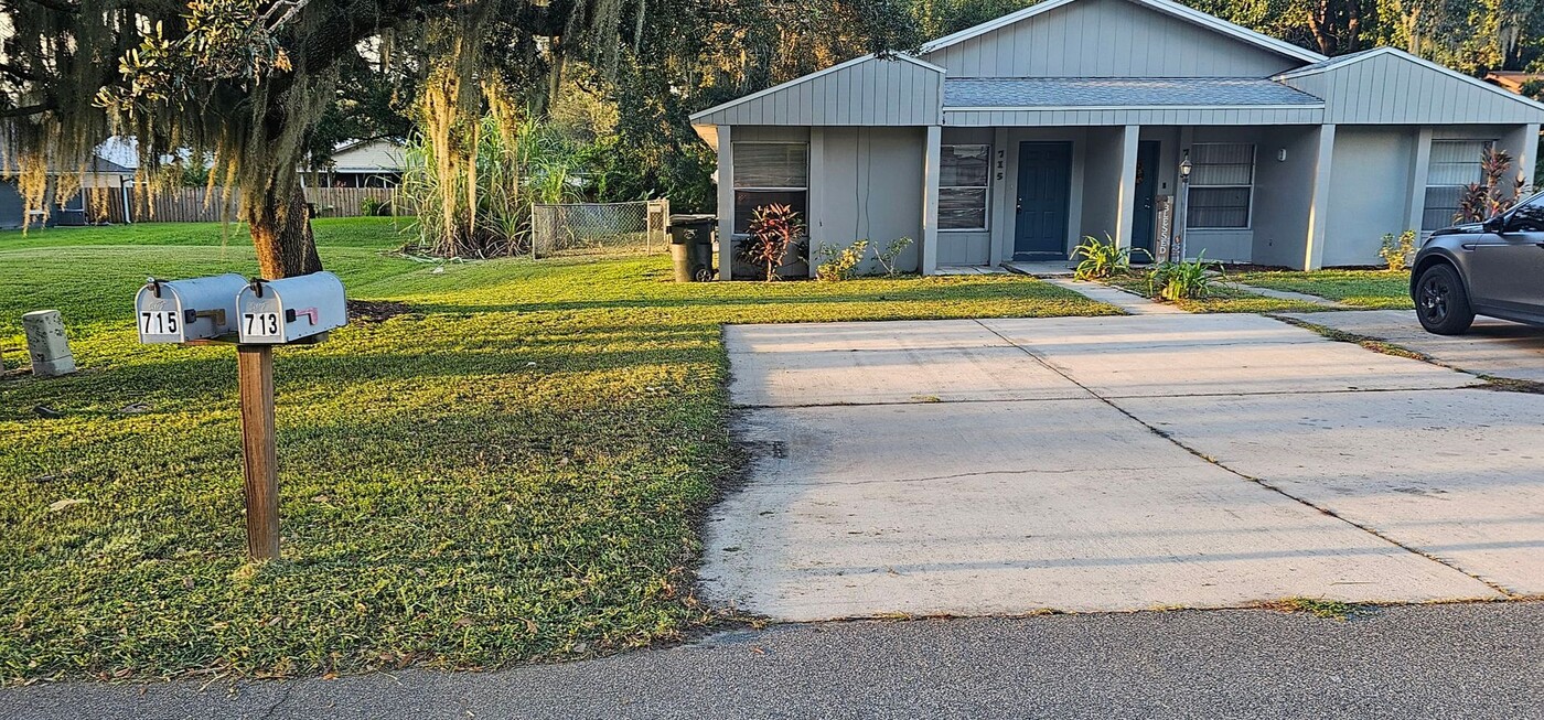 715 Zella Ln in Lakeland, FL - Building Photo