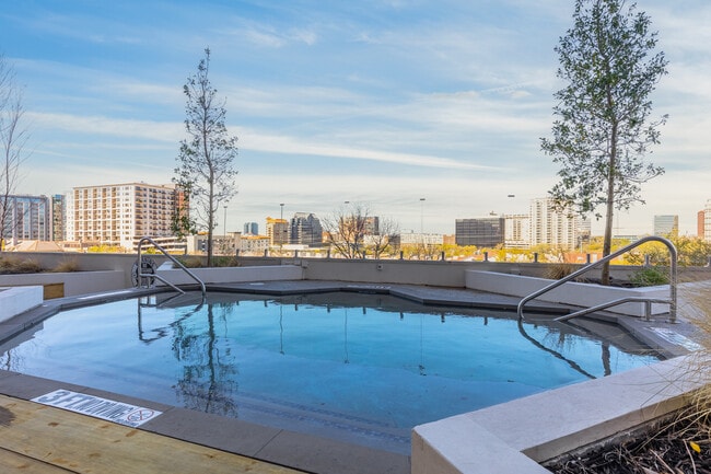 Whitney Uptown in Dallas, TX - Foto de edificio - Building Photo