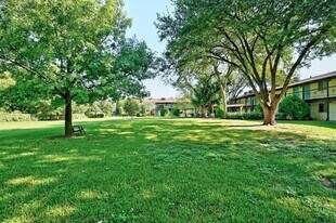 711 Eberhart Ln in Austin, TX - Building Photo