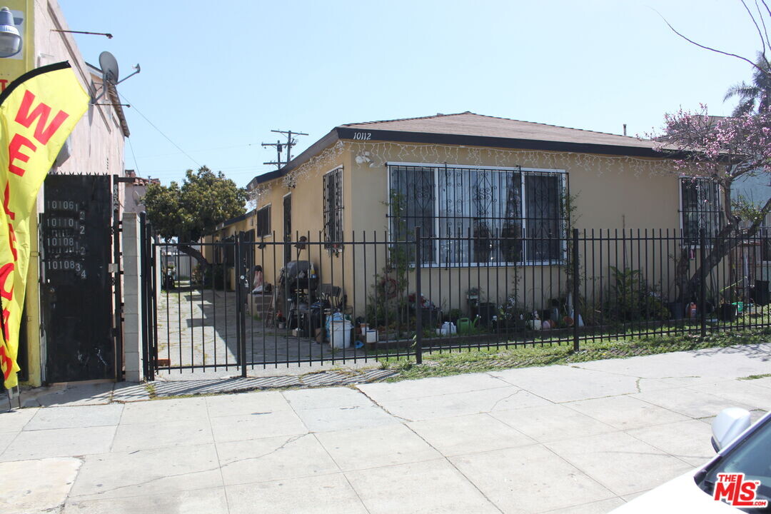 10112 S Vermont Ave in Los Angeles, CA - Building Photo