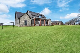 1150 Thomas in Springtown, TX - Foto de edificio - Building Photo