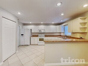 2018 Whispering Sands Ct in Dover, FL - Building Photo - Building Photo