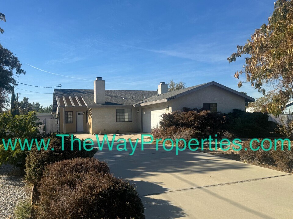 10660 Cottonwood Ave in Hesperia, CA - Building Photo