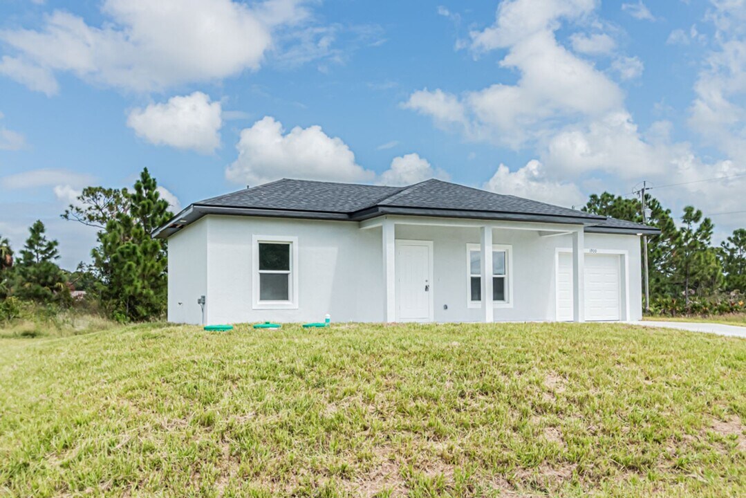 2504 30th St SW in Lehigh Acres, FL - Building Photo