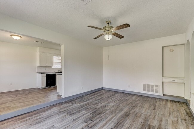 4401 Meadowoak Dr in Midwest City, OK - Building Photo - Building Photo