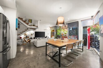 2400 Corinth Ave, Unit 2 in Los Angeles, CA - Building Photo - Building Photo