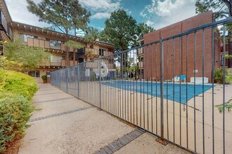 1100 Alvarado Dr SE in Albuquerque, NM - Building Photo - Building Photo