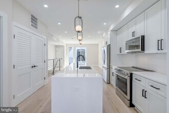 722 Kenyon St NW in Washington, DC - Foto de edificio - Building Photo