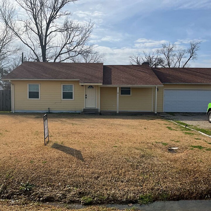 1118 E Goode St in Quitman, TX - Building Photo