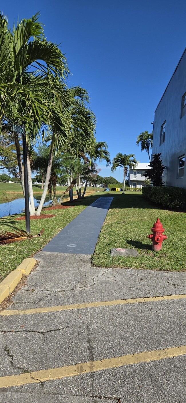 122 Burgundy B in Delray Beach, FL - Building Photo - Building Photo