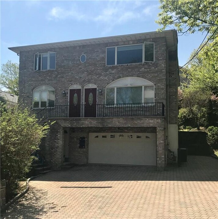 130 Huntsbridge Rd-Unit -1 in Yonkers, NY - Building Photo