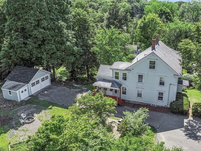 712 East St in Walpole, MA - Foto de edificio - Building Photo