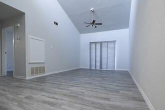 ROOKWOOD GOLF APARTMENTS in Montgomery, TX - Building Photo - Interior Photo