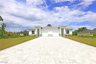 929 Eisenhower Blvd in Lehigh Acres, FL - Building Photo