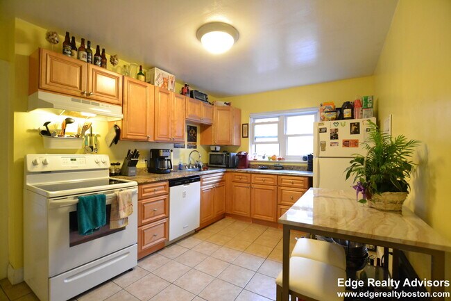 19 Beechcroft St, Unit 4 in Boston, MA - Foto de edificio - Building Photo