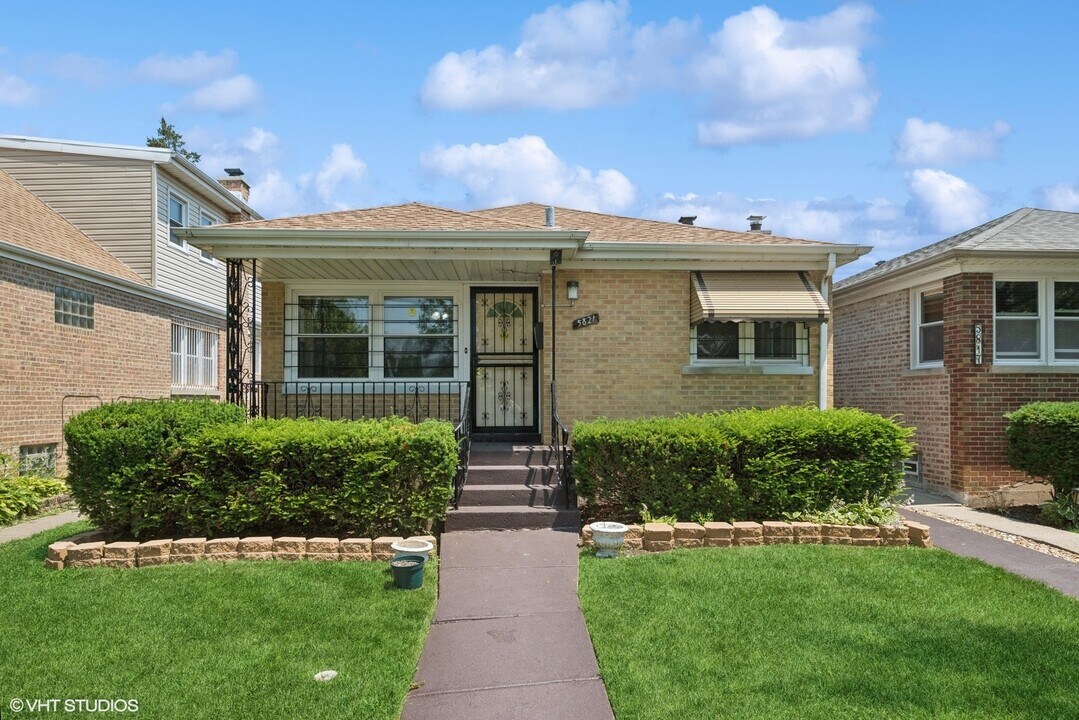 5821 N California Ave in Chicago, IL - Building Photo