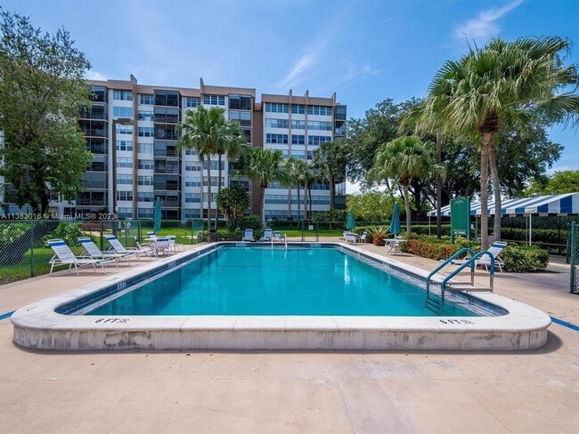 1400 St Charles Pl in Pembroke Pines, FL - Building Photo - Building Photo