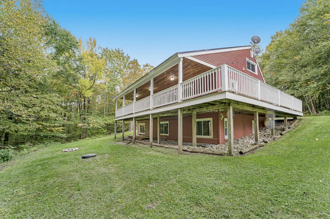 8 Rocky Rd in Winhall, VT - Building Photo