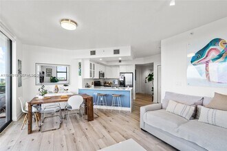 2301 SW 27th Ave in Miami, FL - Foto de edificio - Building Photo