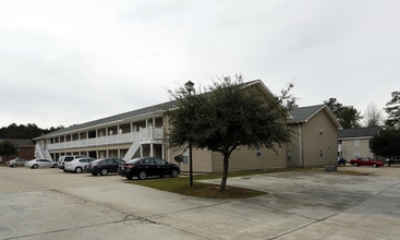 Town Villa Apartments I & II in Hattiesburg, MS - Foto de edificio - Building Photo