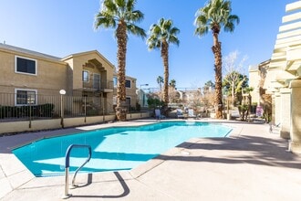 Gramercy Parc Senior Apartments in Las Vegas, NV - Foto de edificio - Building Photo
