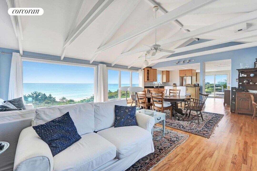 4 Cleveland Dr in Montauk, NY - Building Photo