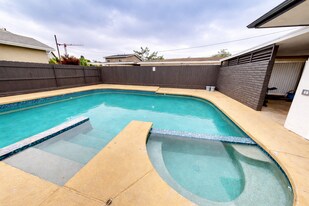 5136 E Falls View Dr in San Diego, CA - Building Photo