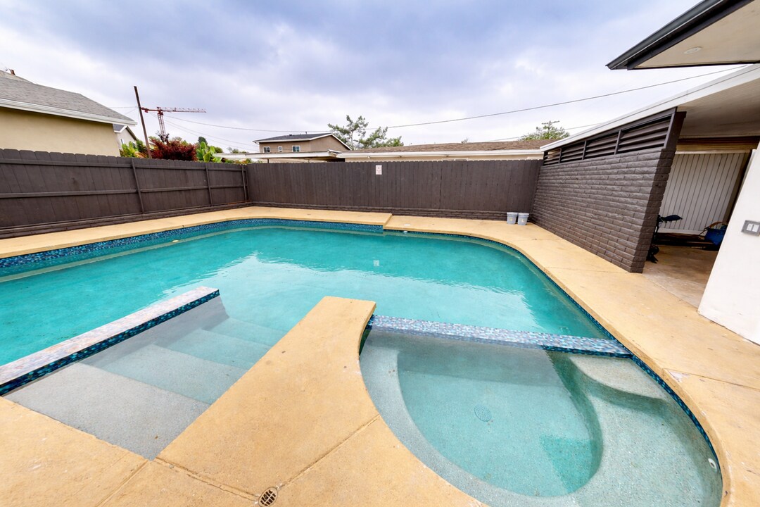 5136 E Falls View Dr in San Diego, CA - Building Photo