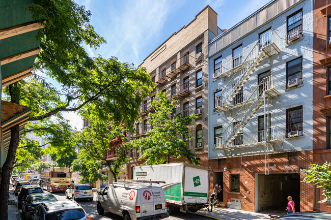 520-522 W 50th St in New York, NY - Building Photo - Building Photo